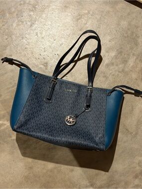 Michael Kors Voyager Signature Navy and Blue Tote